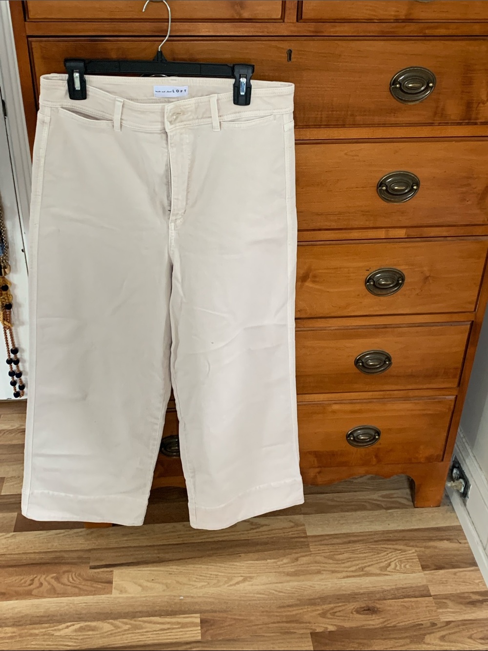 LOFT Men’s Cream wide-leg cropped jeans.